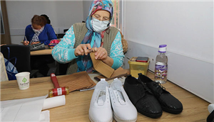 Kadınlar Ayakkabı Üretiyor
