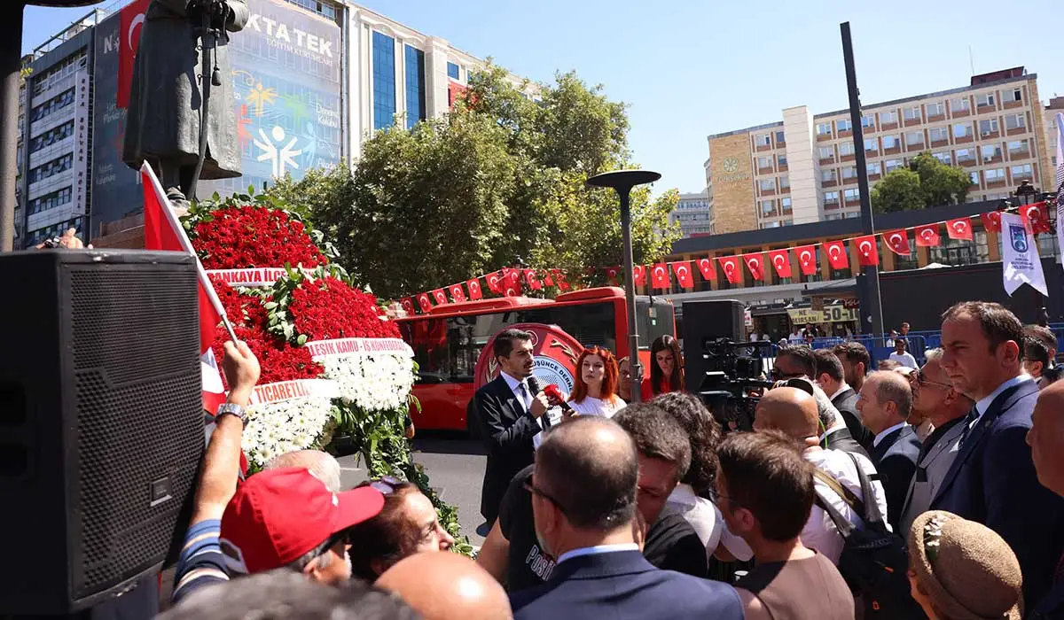 Başkan Güner Zafer Anıtı'na Çelenk Sundu haber görseli