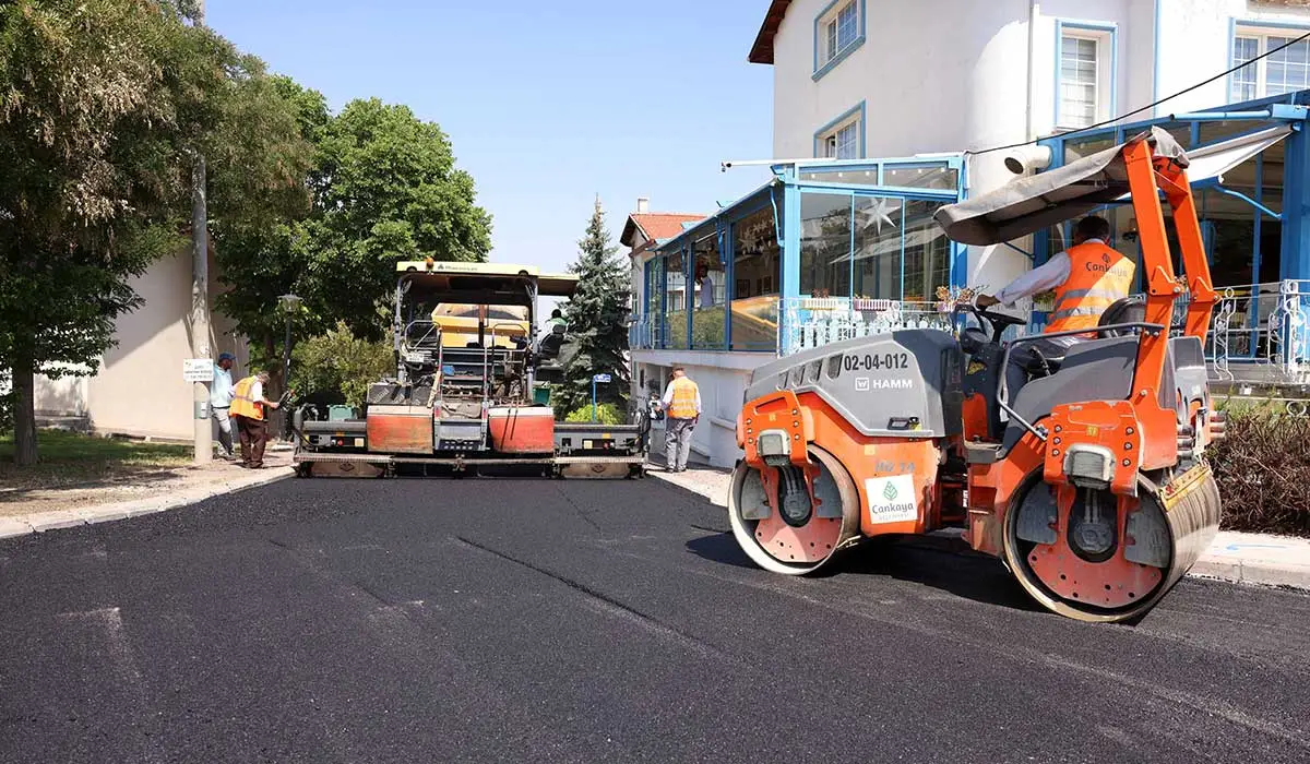 Çankaya'da Asfalt Mesaisi Devam Ediyor haber görseli