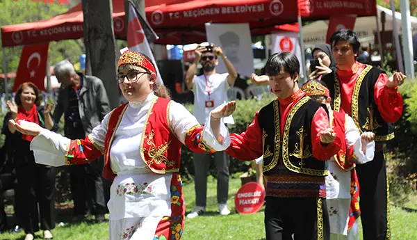 Aşık Veysel Engelsiz Yaşam Merkezi Kursiyerlerinden Muhteşem Gösteri haber görseli