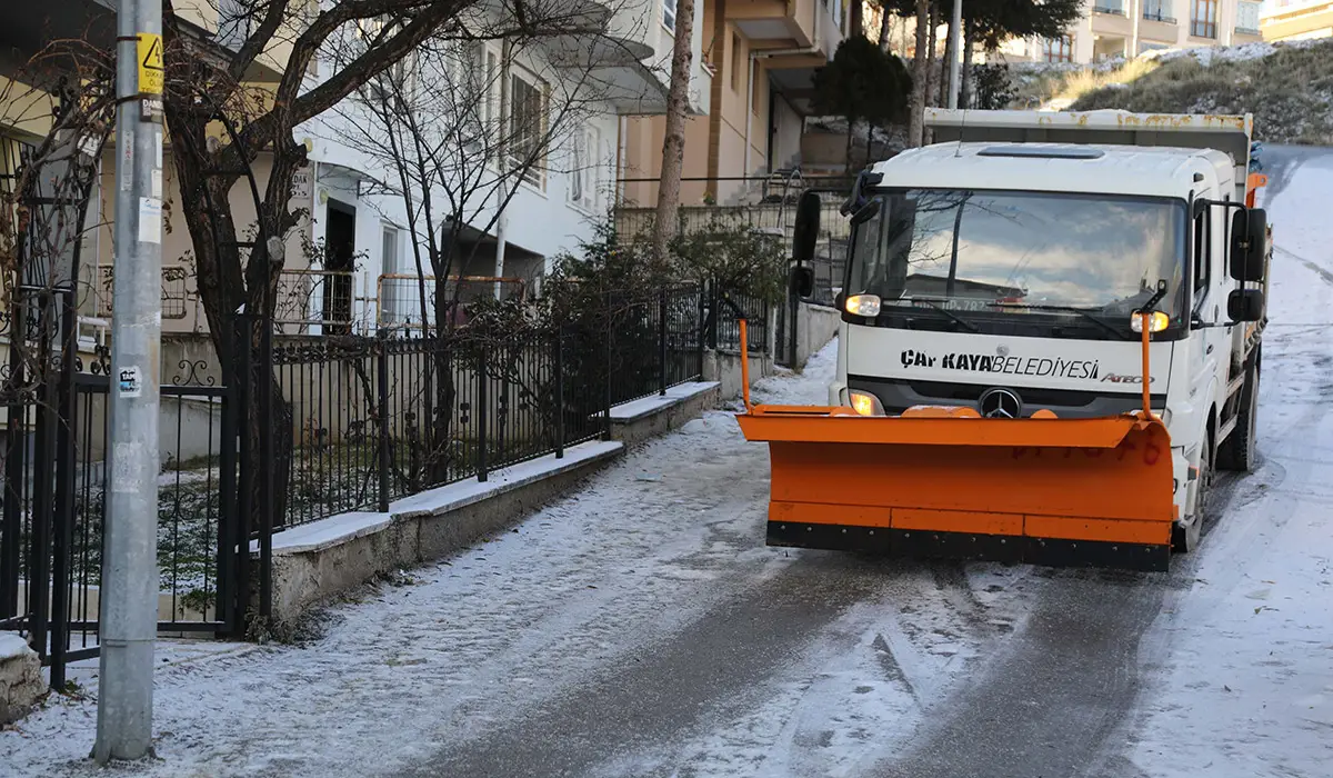 Çankaya Belediyesi’nden Buzlanmaya Karşı Yoğun Çalışma haber görseli