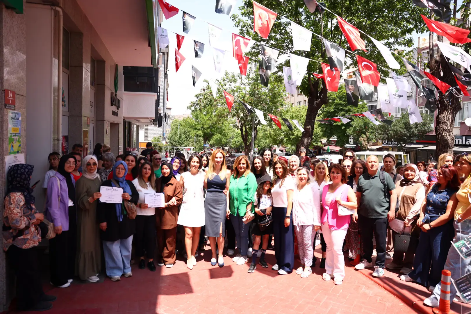Cebeci Çankaya Evi'nde Mezuniyet Sevinci haber görseli