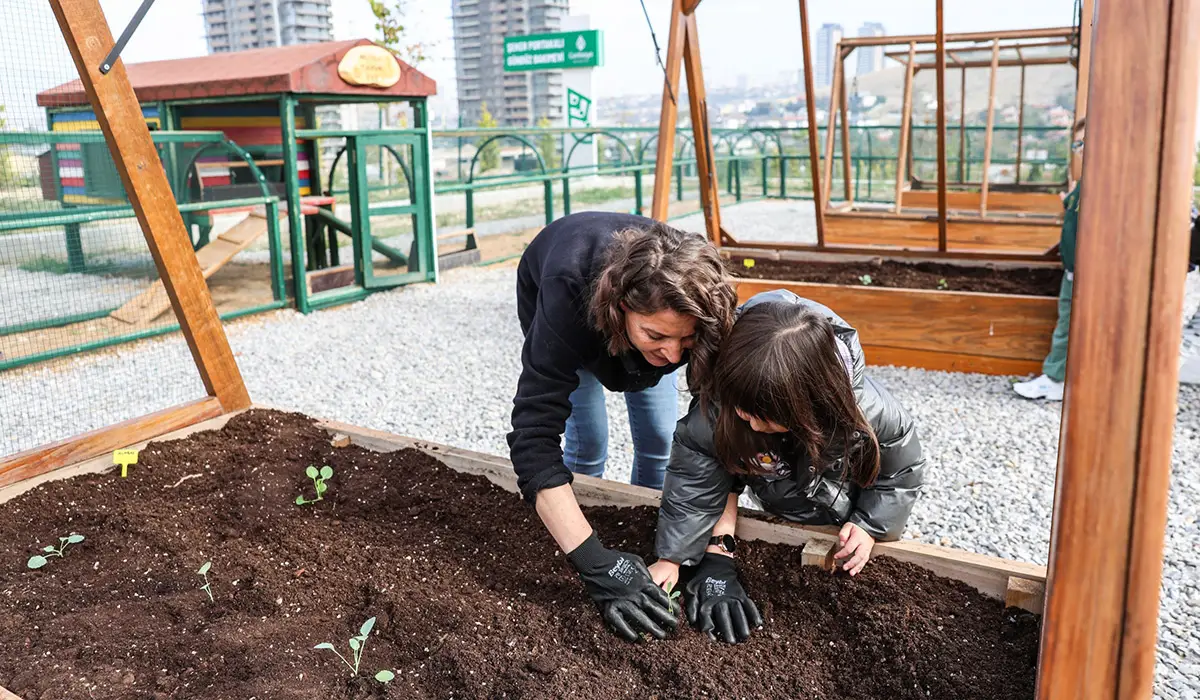 Minik Eller Kışlık Sebzeleri Toprakla Buluşturdu haber görseli