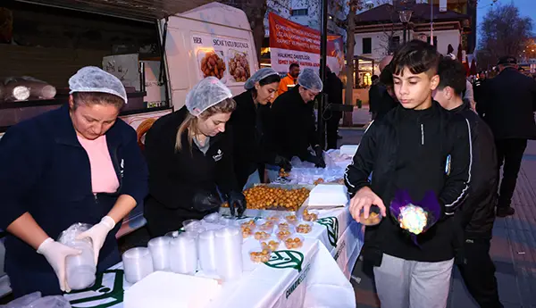 Çankaya Belediyesi Önünde İsmet İnönü'nün Ölüm Yıldönümünde Lokma Dağıtıldı haber görseli
