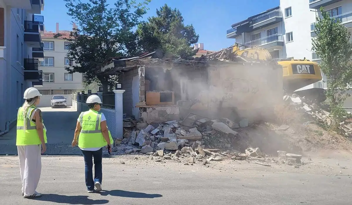 Çankaya'da Tehlikeli Yapıların Yıkımı Sürüyor haber görseli