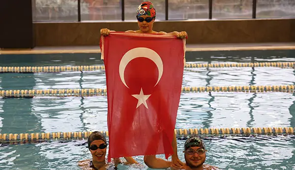Çankayalı Çocuklar 23 Nisan İçin Kulaç Attı haber görseli