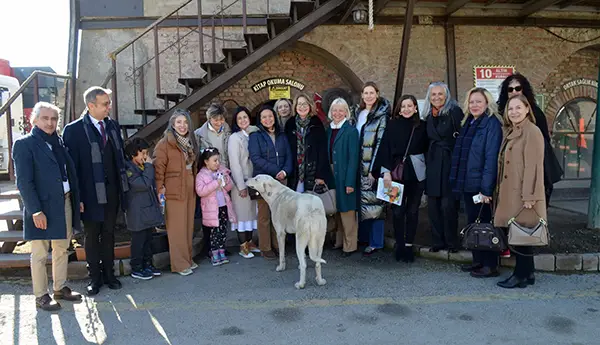 Büyükelçi Eşleri İşçi Kütüphanesi'ni Ziyaret Etti haber görseli